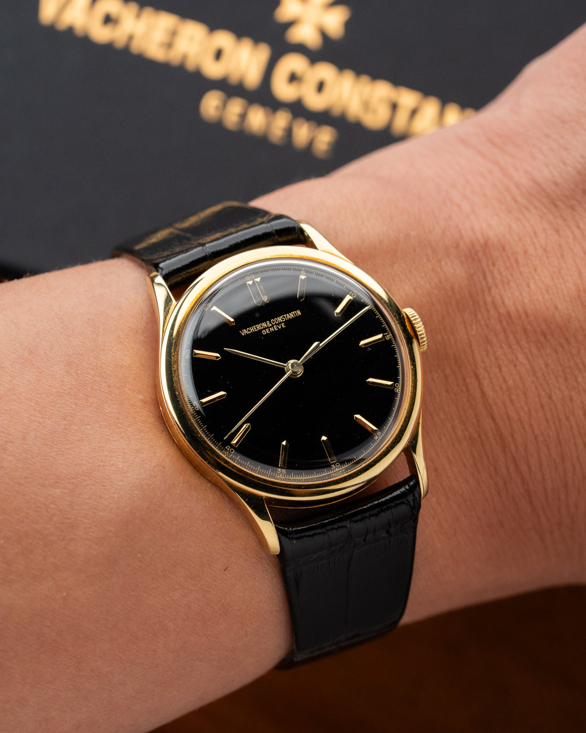 Vacheron Constantin Les Collectionneurs 4217 18k yellow gold black lacquer dial 1949 – photo 2